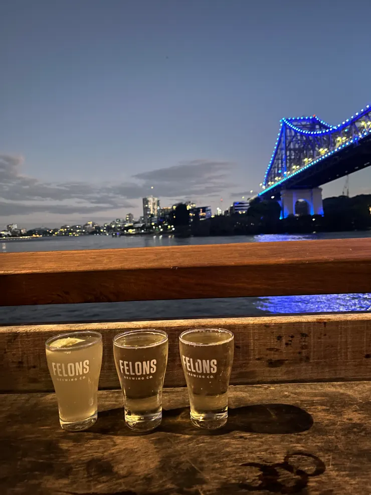 很多人會來Felons酒吧，享受晚餐和美麗的景色🥰