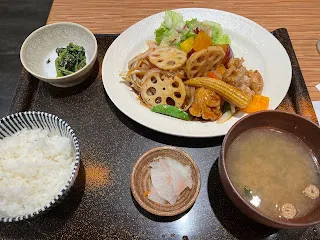 等到以後少子化，老年人口比例持續上升時，自然就會有相對應的政策產生了，不然政府會眼睜睜的看著自己的國家勞動人口逐漸凋零嗎？而且勞動力不足的事，已經可以從服務業看出端倪，以後的便利超商可能沒有足夠的人力來維持24小時營業，其他的餐廳也有可能要縮短營業時間，以因應人力不足的問題。