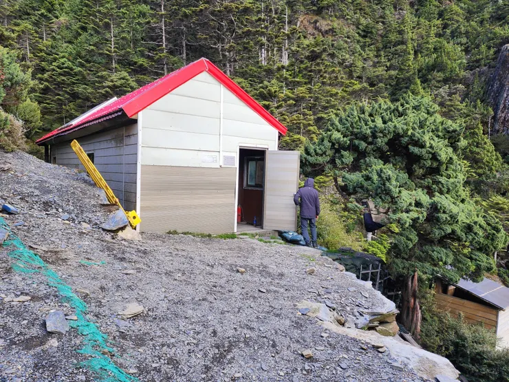 白洋金礦山屋(H:3380m)