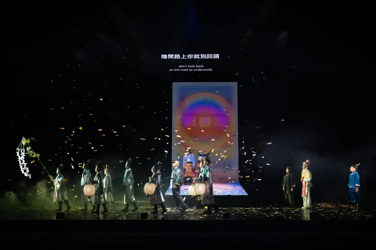 《勸世三姐妹》經典灑紙花畫面