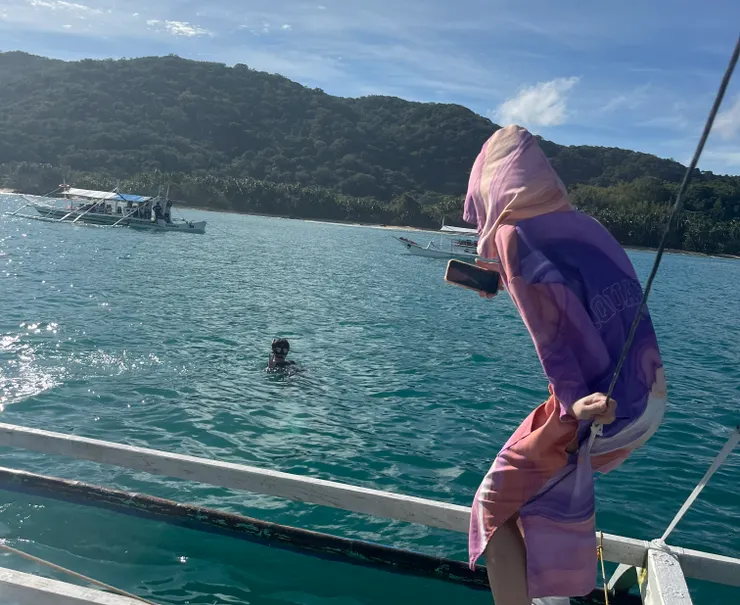 等待時間太長，大家忍不住跳下水了 XD