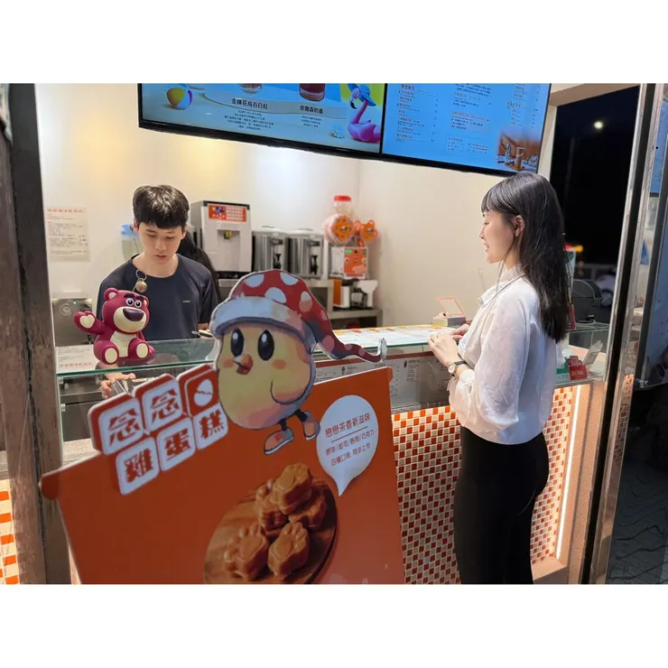 人潮超多的，趕快來點一杯吧