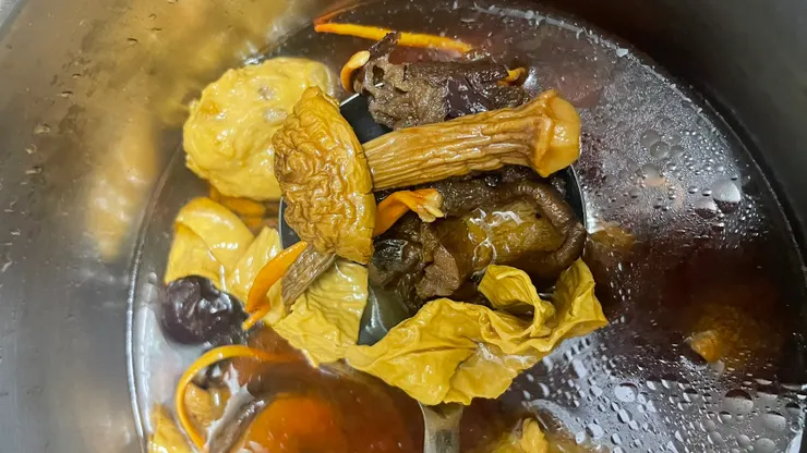 當天就被燉成湯的菇類