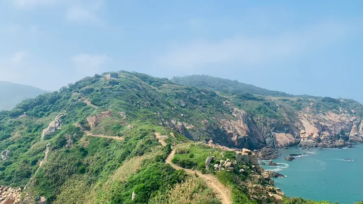 沒錯出發點就是在山頭的那座建築。