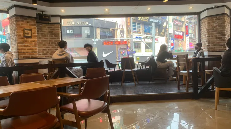 椅子坐起來算舒服，久坐應該不是問題。