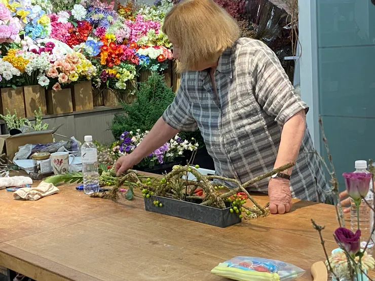 德國花藝大師 Ursula Wegener 正在示範餐桌花藝