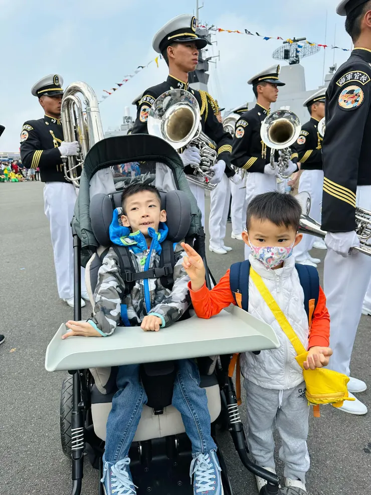 一早的操演，每一段觀賞完都可直接跟海軍弟兄合影。