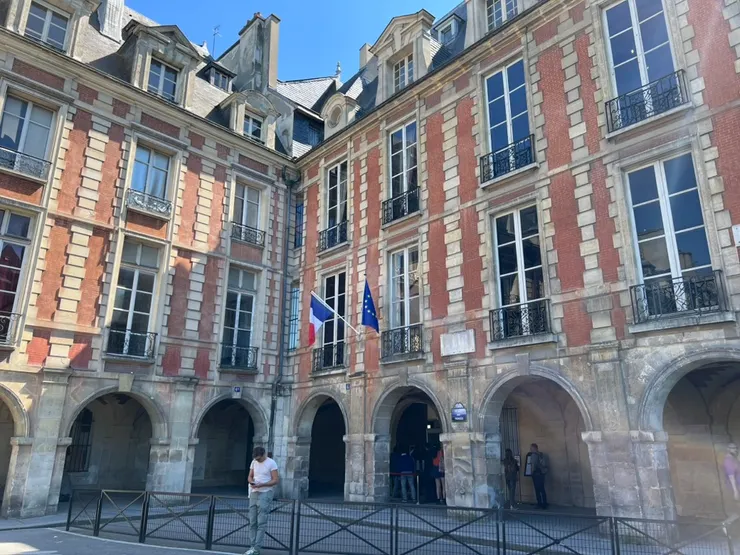 中間插國旗的的就是六號雨果的家