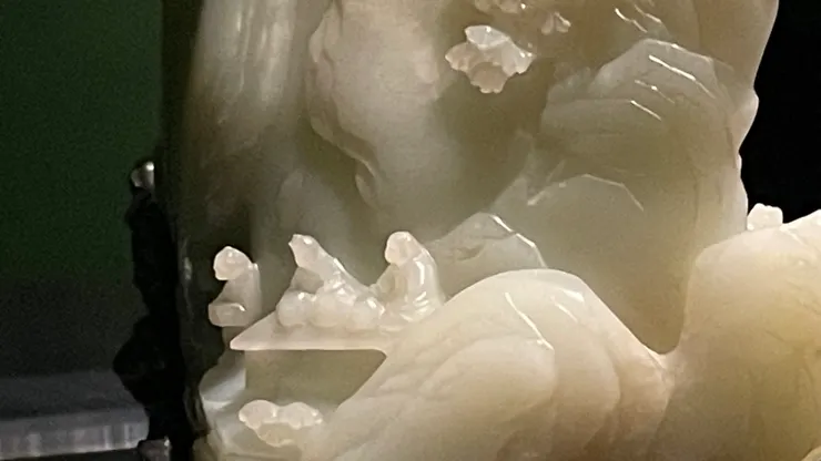 繞到「白玉蘭亭修楔圖山子」後面，這是兩位高人在後山打坐，由童子服侍嗎？