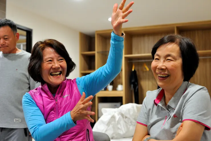 【相約四零一泡茶咖啡談天歌唱，月珠爾祥颯爽甚不怕高梁燒熾！兩個酒國英雌，喝得有點HI。我們兩天幹掉一瓶59.2感恩釀，3/22晚又開瓶月珠帶去的威士忌。】