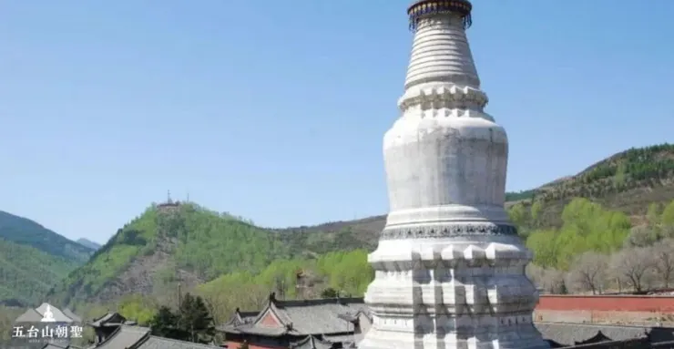 五台山塔院寺的白塔，這座白色佛塔又稱為「釋迦塔」，是五台山的象徵性建築之一。