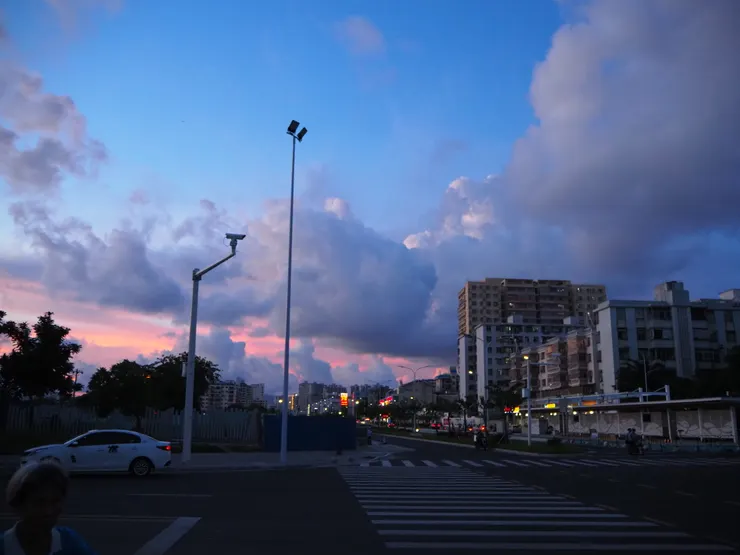 黃昏的三亞市區。