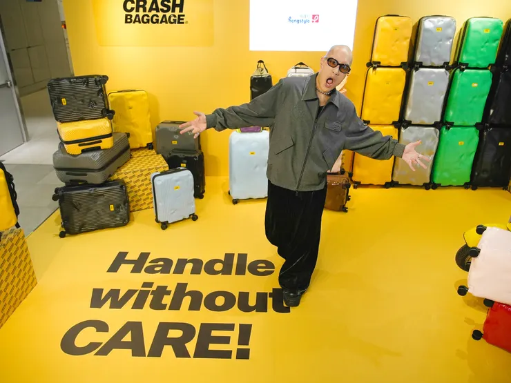 圖說：品牌大使黃宣最喜歡不用怕摔、不怕撞變形的設計概念，給人自由灑脫的感覺，更向品牌許願拳頭凹痕設計。（資料來源：CRASH BAGGAGE）