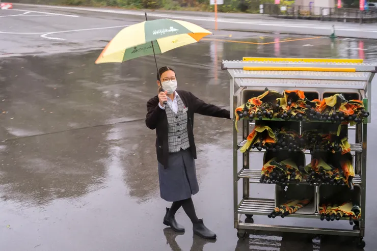 與我們道別的工作人員