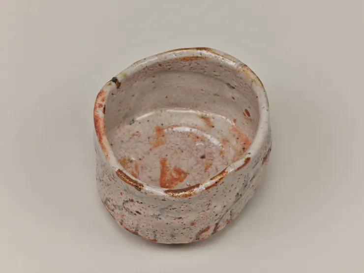 志野茶碗 出典：ColBase https://colbase.nich.go.jp/collection_items/tnm/G-5749?locale=ja