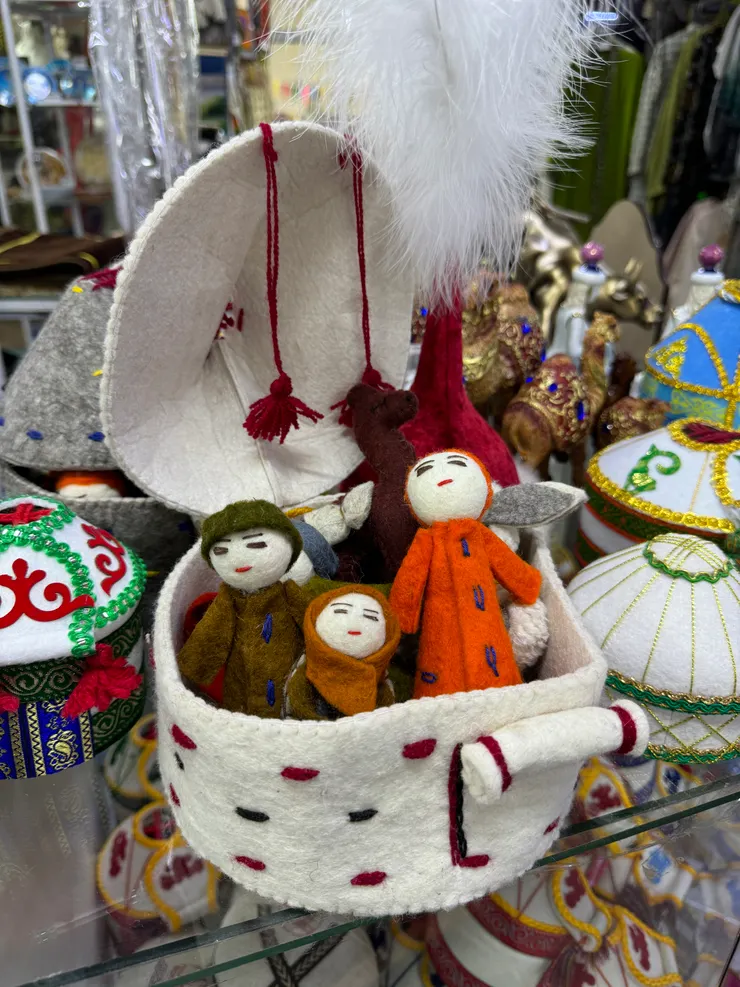 紀念品店一隅，氈房+哈薩克人的小玩偶