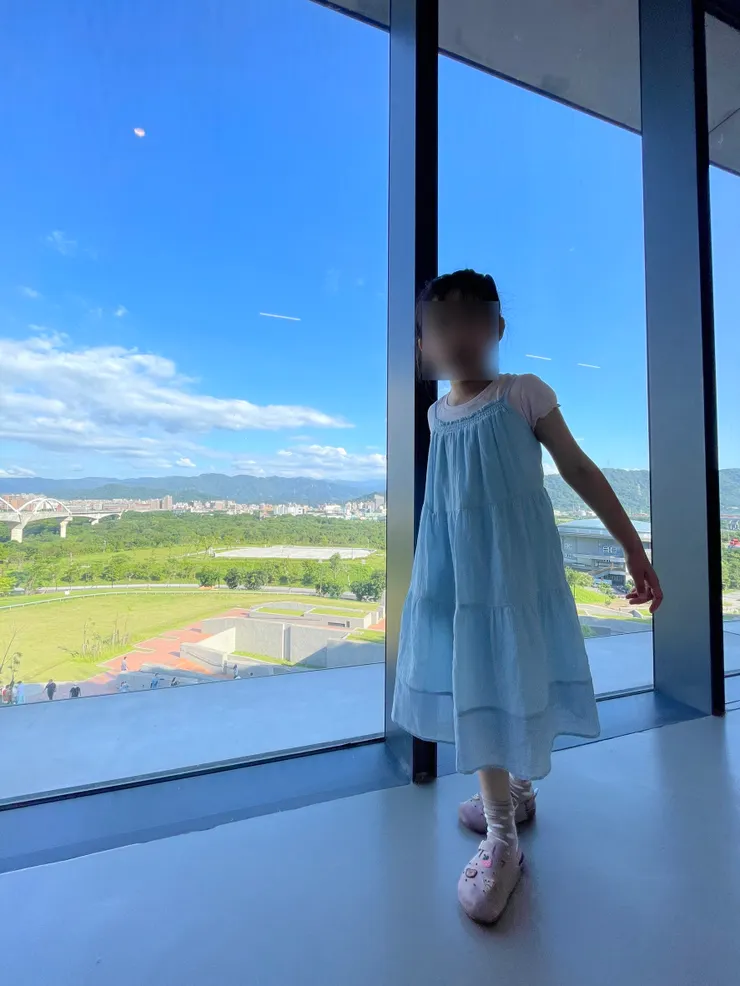 展覽空間的盡頭在最上方的樓層，有一個展望很好的空間，能夠俯瞰週邊的景色。