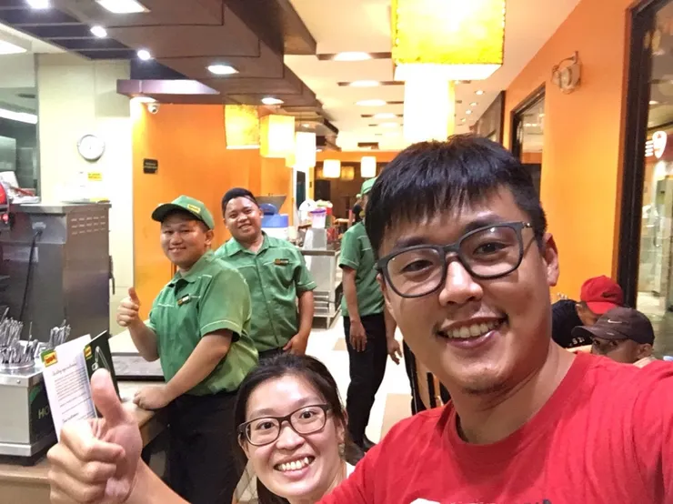 店員看到我們在自拍，很可愛的一起加入。