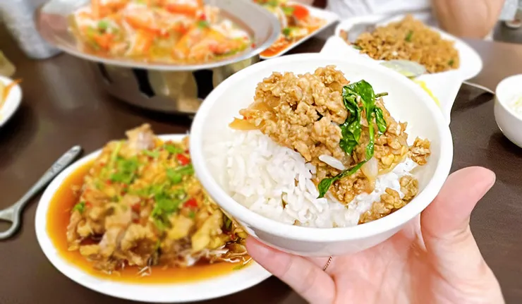 打拋豬肉特寫圖，強調辣椒絲、打拋葉與肉汁交融的道地泰式風味。