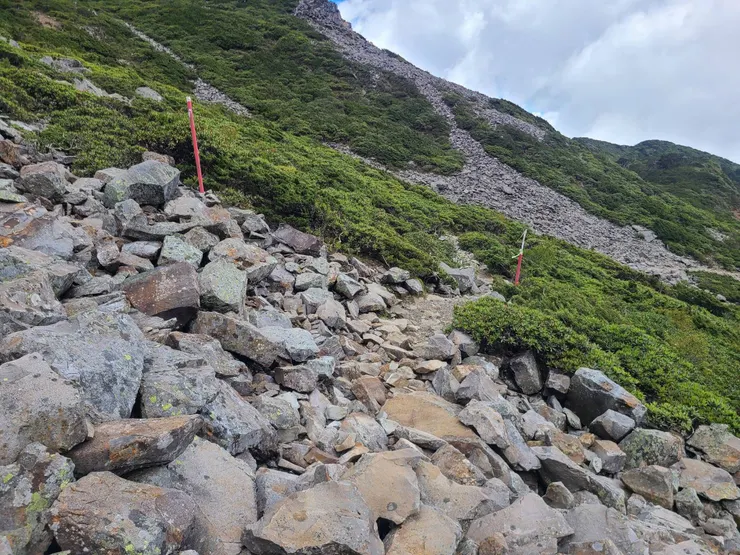 看到兩個柱子代表碎石路段結束了