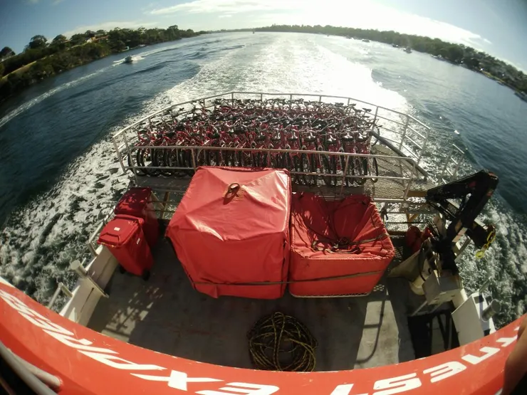 上船前會領蛙鏡蛙鞋,在船上會領腳踏車安全帽,腳踏車和放置蛙鏡的大箱子就放在船尾。