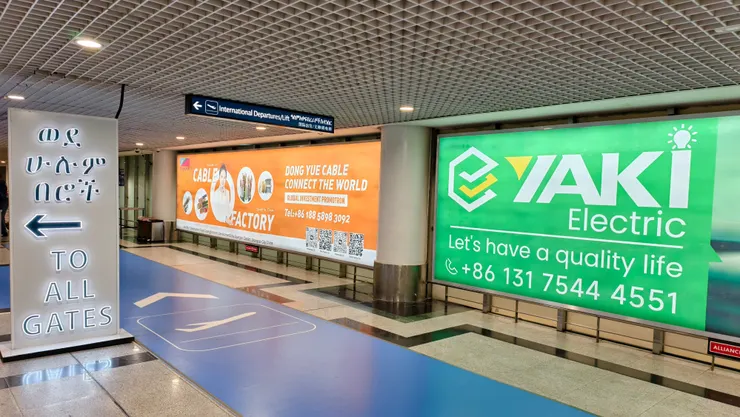 在衣索比亞阿迪斯阿貝巴機場轉機，部分指標有簡體中文。