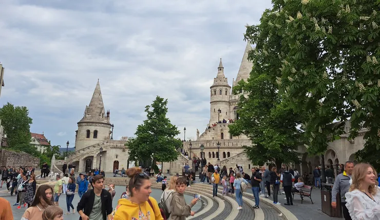 人山人海的漁人堡...匈牙利必遊景點