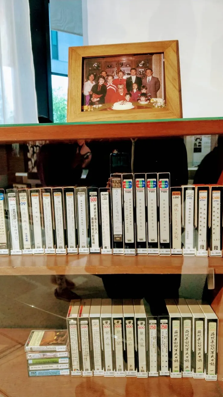 經國先生去世後，方良女士透過播放錄影帶思念經國先生