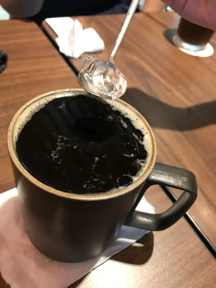 只有我點熱咖啡，連店員都驚訝，還好朋友神救援，撈了她們冰飲裡的冰塊給我，不然我的杯子燒燙燙，連喝一口都難🤣