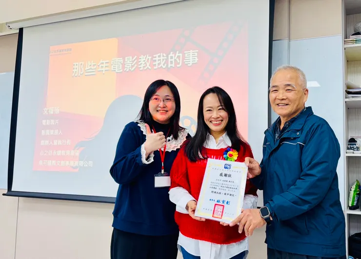 演講後生命線協會代表頒發感謝狀，台中市生命線協會副主任廖純兒（左一）、台中市生命線協會志工團長謝萬春 （右一）