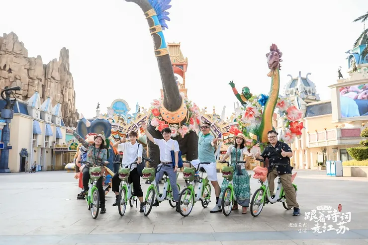 ▲兩岸大V在常州迪諾水鎮「騎著恐龍去打卡」。（攝影／新浪江蘇）