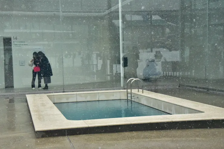 隨著雪越下越大，美術館也停止了所有看泳池的預約