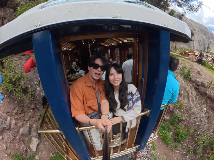 即將抵達熱水鎮，和列車自拍一張