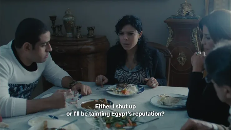 在餐桌上遭到未婚夫家人與自己爸爸責難的Nelly