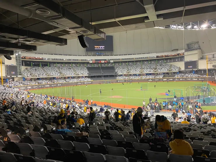 往三壘側看，讚！