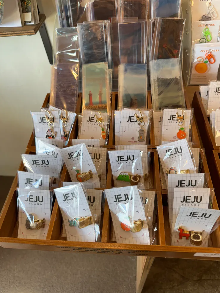 各種鑰匙圈還有筆套都是濟州島的文創品