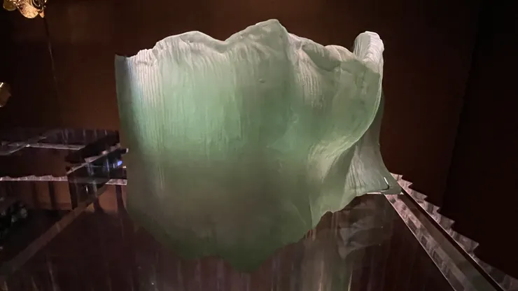 作品名為「像竇加致敬」雕塑「波浪」系列，馬泰．內格里諾，霧砂玻璃，現場看好美，彷彿凝結了海浪的某一瞬間。故宮的解說是這麼寫的：「律動的造型具有不對稱的平衡感，而當光線穿過半透明與不透明的表面時，會產生不同的光影效果。線條流動間，宛如女性身型的輪廓若隱若現，不禁讓人聯想到擅長描繪芭蕾舞伶的法國畫家竇加。」