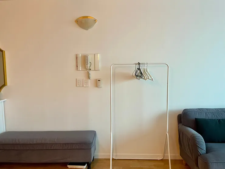 衣架只有這個，大衣掛幾件就滿了，算堪用但沒關係我重視美感哈哈｜弘大住宿推薦Junho's House