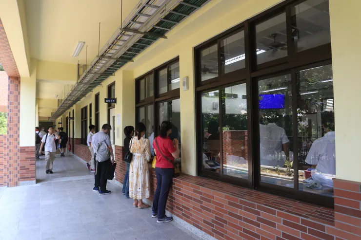 在外頭看著自己兒子的家長們