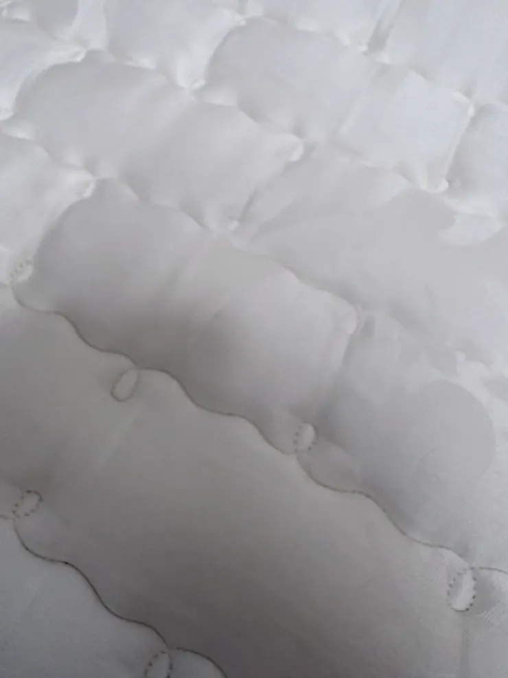 涼感薄床墊表布特寫，白色絎縫設計搭配側邊3D透氣網布，快速導熱不悶熱，適合夏天兒童地鋪使用