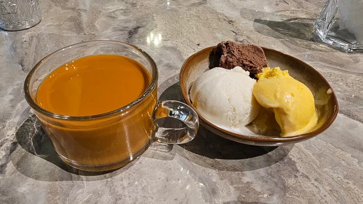 老媽說泰式奶茶很好喝!冰淇淋也很讚!