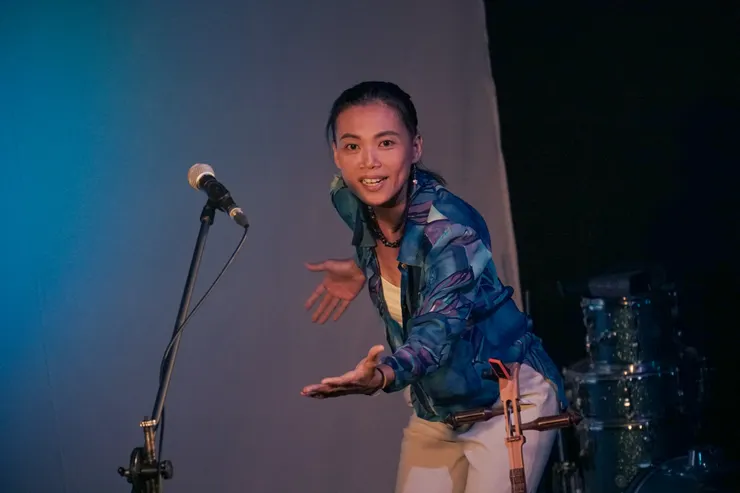 戴曉君在講唱會中示範模里西斯節奏，及如何融入並創作自己專輯中的歌曲〈Dipin Kari Tang 麵包咖哩刺蝟〉。 （圖／風潮音樂 提供）
