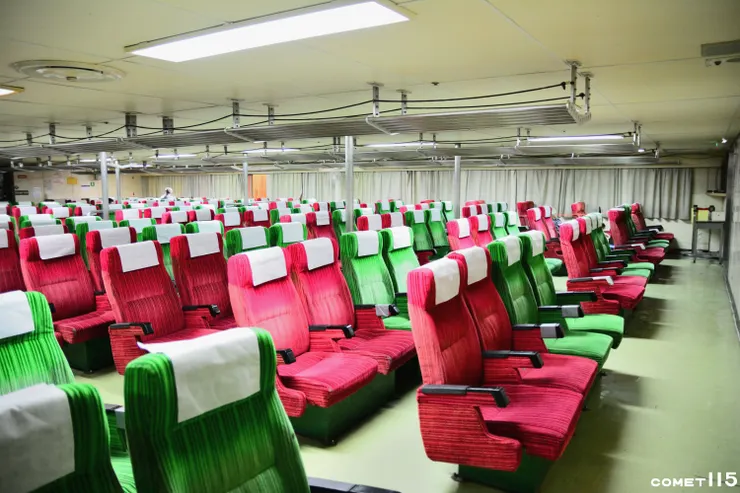 坐臥椅艙又再分為前、後艙，椅布顏色也不一樣