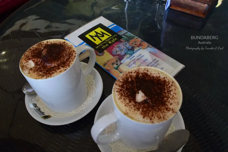 Shopping day 喝咖啡 ，咖啡上的是可可粉吧