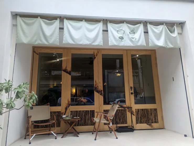 日式風店面,離捷運站走路有一段,算偏僻仍常客滿。