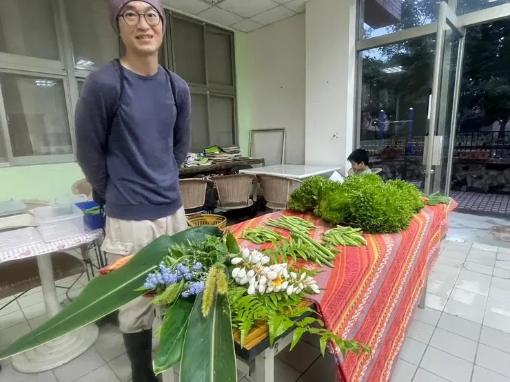 回應我對月桃的迷愛，農夫溫暖慷慨的說「我可以送你這支月桃」