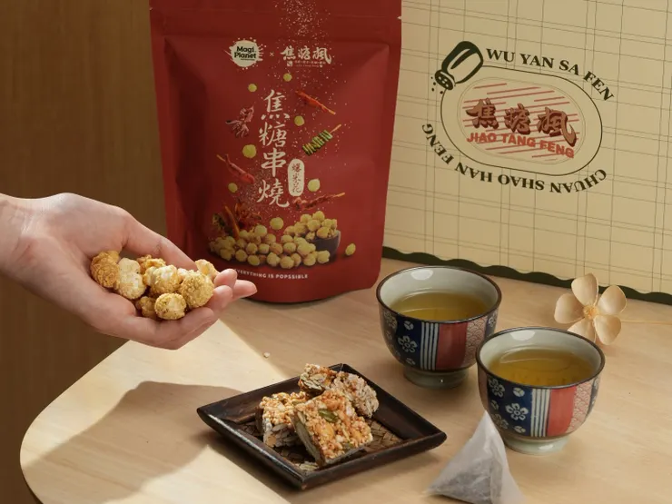 圖說：「茶加中秋禮盒」結合唰嘴零食椒麻米香以及焦糖串燒口味爆米花，搭配解膩茶飲大馬士革纖綠茶，是中秋送禮的最佳創意選擇。（資料來源：焦糖楓）