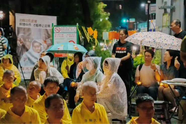 市民朋友也雨中陪伴