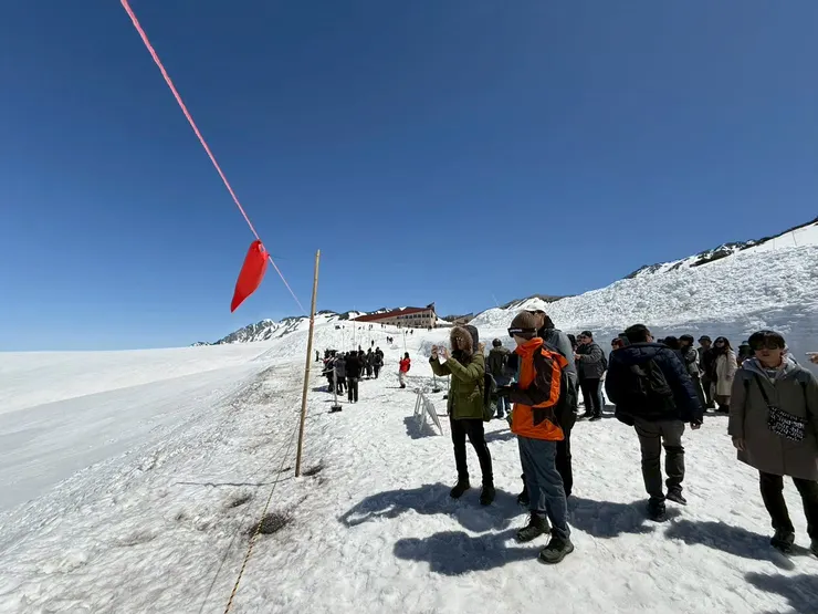 那棟建築物就是室堂車站，我們是往這個方向走