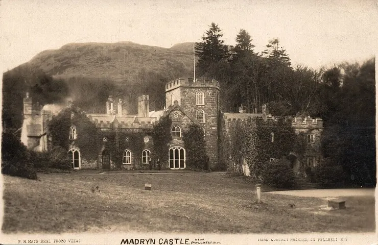 洛夫在威爾斯老家的馬德林城堡，攝於1911年，建築已毀於1968年的火災。